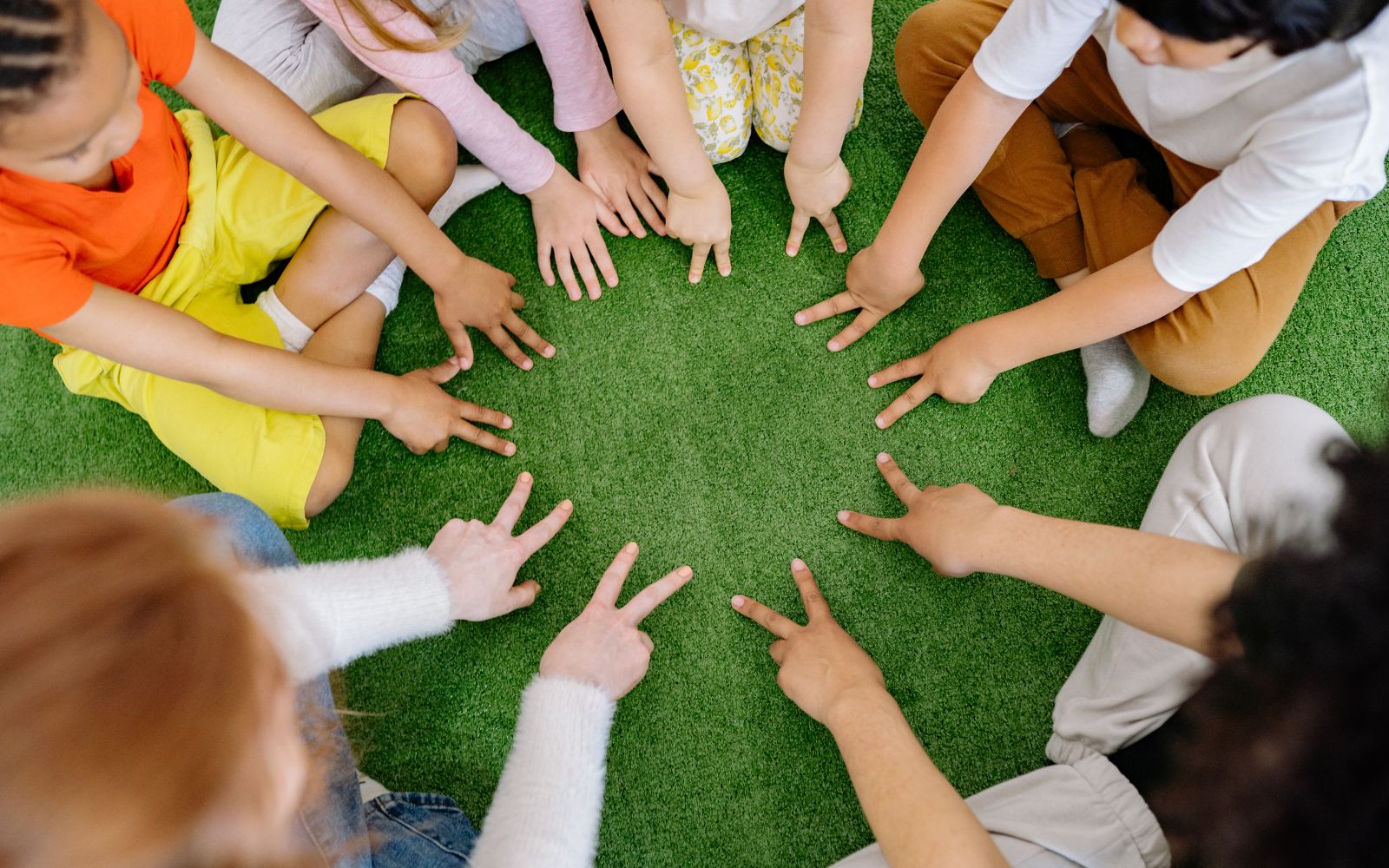 Kinder bei einem Teamspiel in der Turnhalle