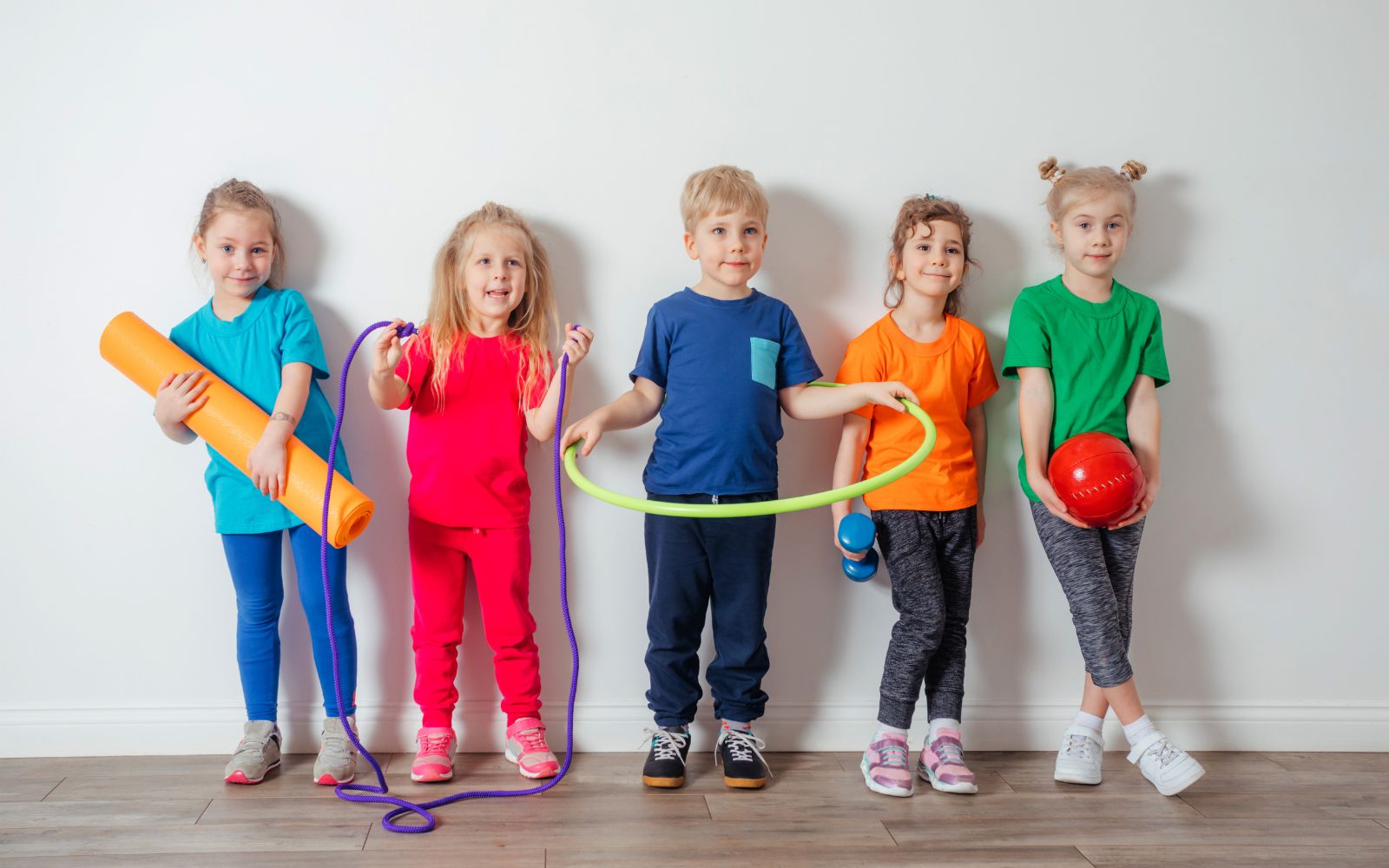 Kindergruppe beim Staffellauf auf dem Vereinsplatz