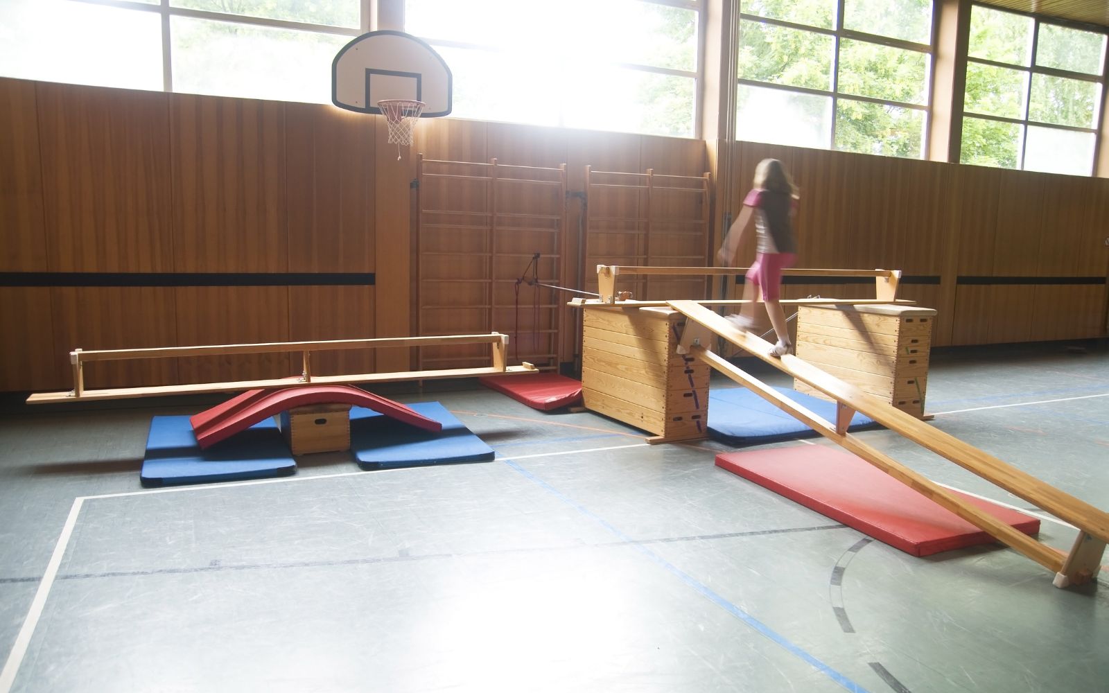 Kinder bei einer Sprint- und Sprungübung